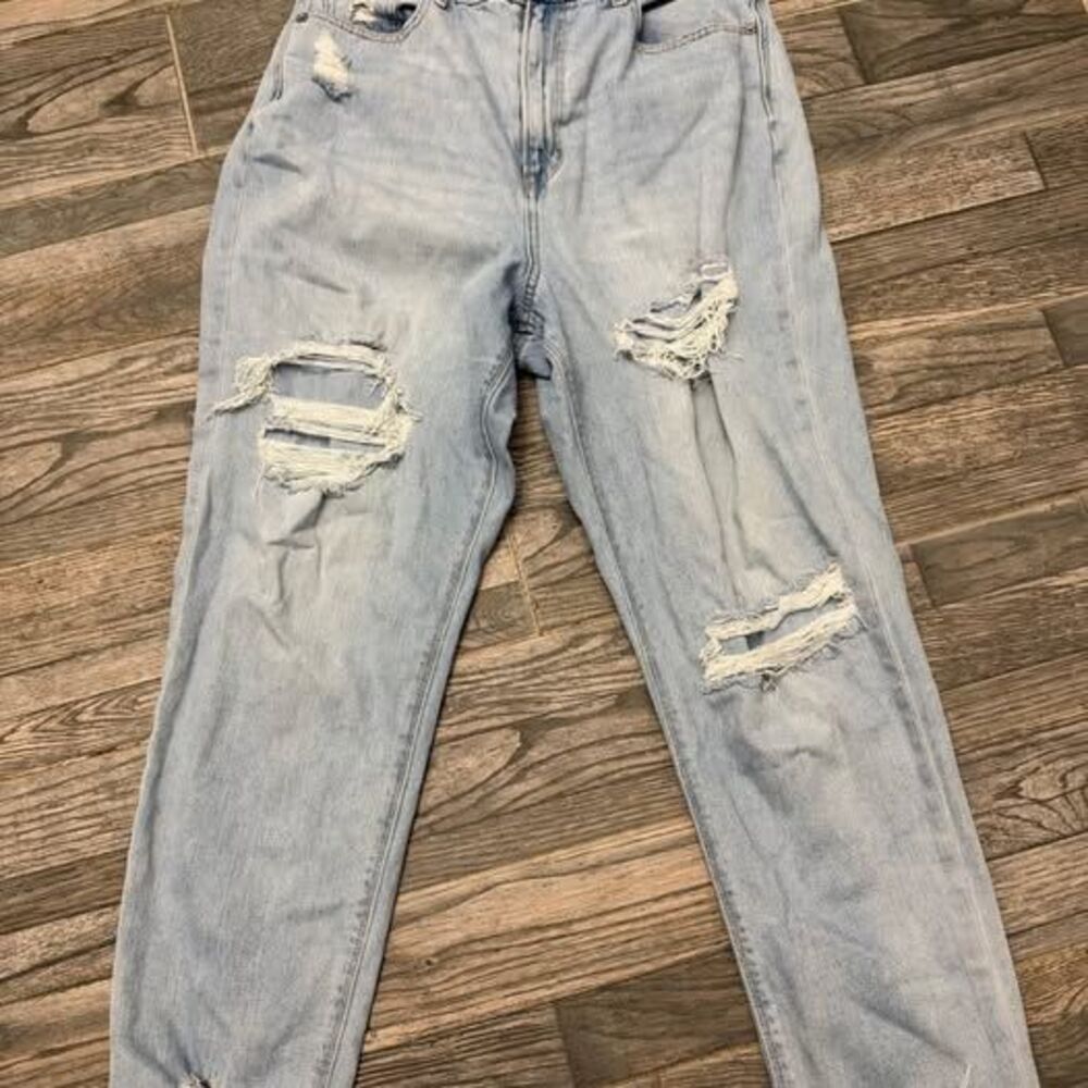 American Eagle Curvy Mom Jeans Light Wash Distressed – Size 12 Regular